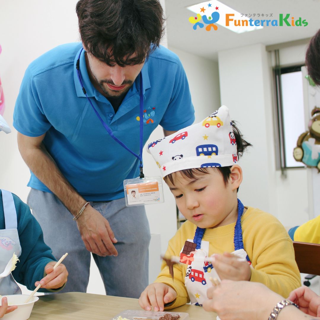 先生と子どもたちが英語活動を楽しむ様子