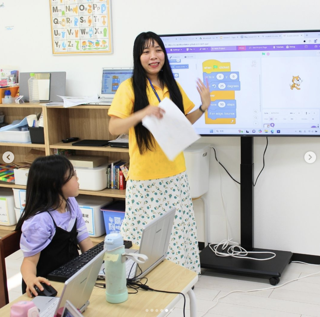 ロボットやタブレットを使い、友だちと協力してプログラミングに挑戦する子どもたち